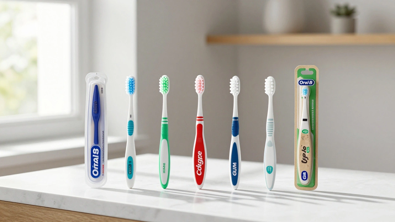 Pět značek mezizubních kartáčků uspořádaných na bílé mramorové ploše