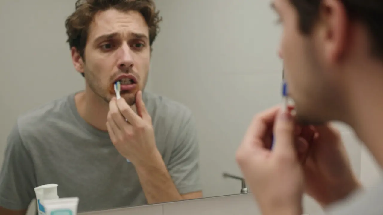 Jak černý zubní kámen ovlivňuje vaše cítění a co s ním dělat